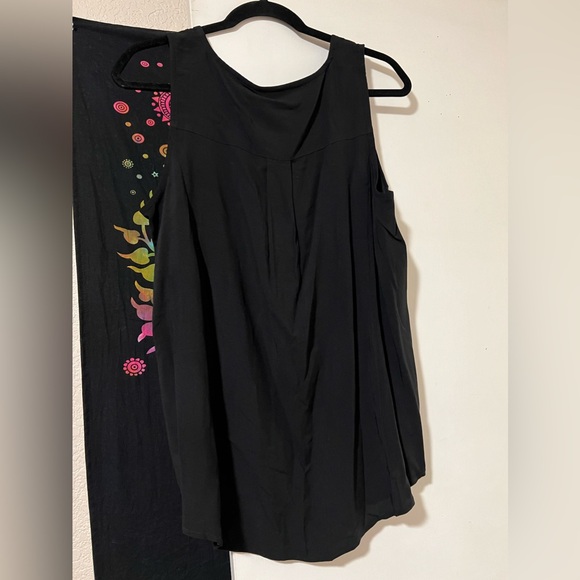 Torrid challis henley pocket sleeveless tank 🖤 - Picture 2 of 3